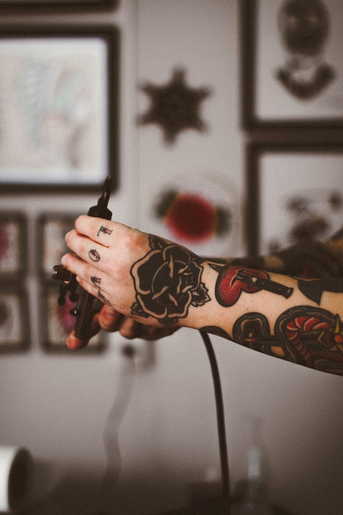 Love phrase tatouage sur les quatre doigts, inspiration tatouage avant bras coloré au style old school