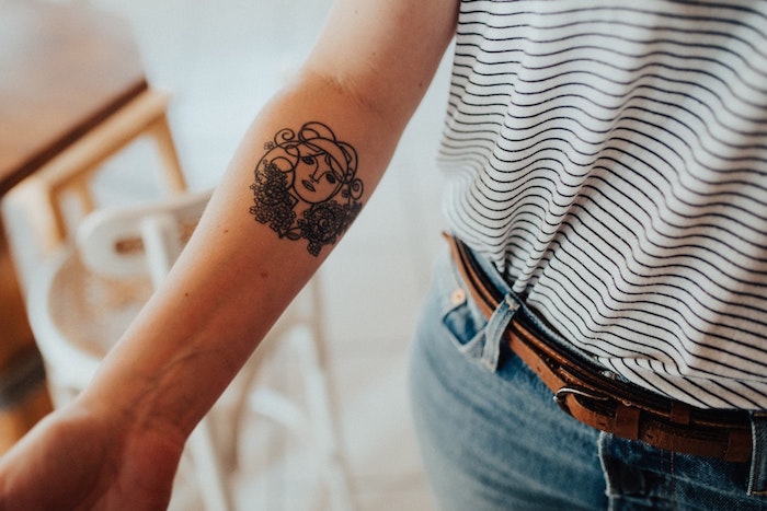 Visage tatou sur la main, originale idée dessin pour un tatouage manchette homme, tatouage avant bras