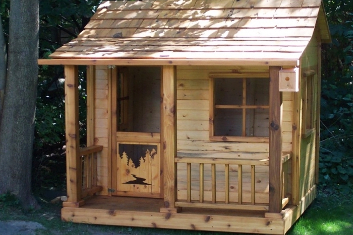 idée cabane pour enfant, comment réaliser soi-même une maison bois pour jardin, créer un coin de jeux extérieur