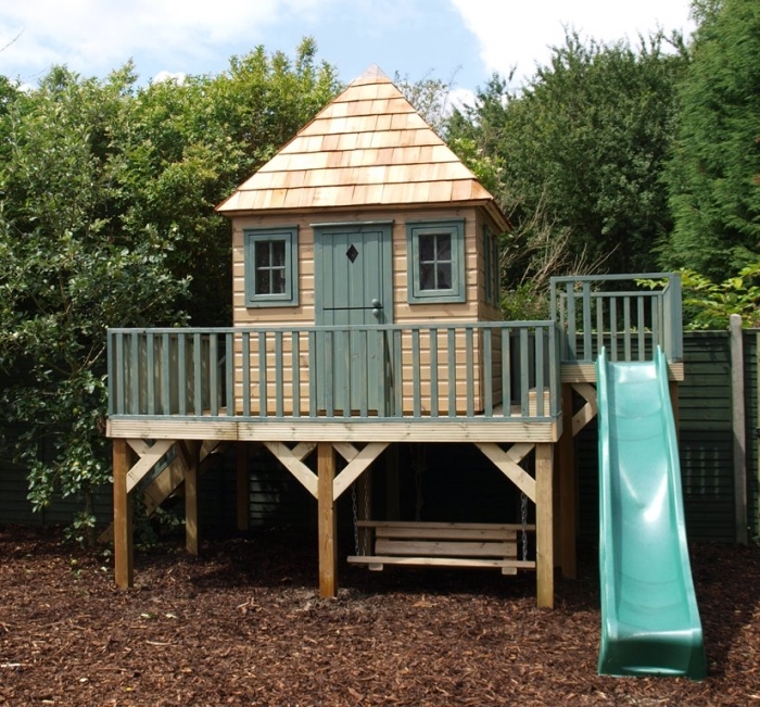 modèle de cabane en bois DIY avec toboggan et échelle, idée construction maison sur pilotis avec terrasse bois