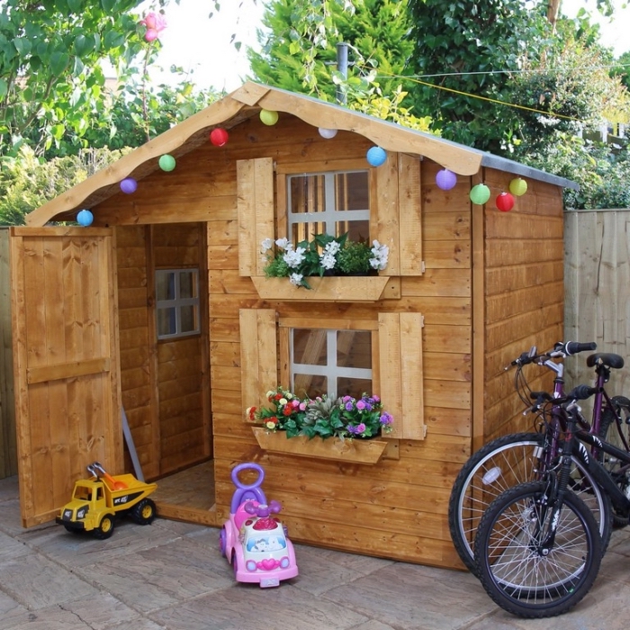 idée comment décorer la façade d'une petite maison jardin en bois, construire un coin de jeux pour les enfants