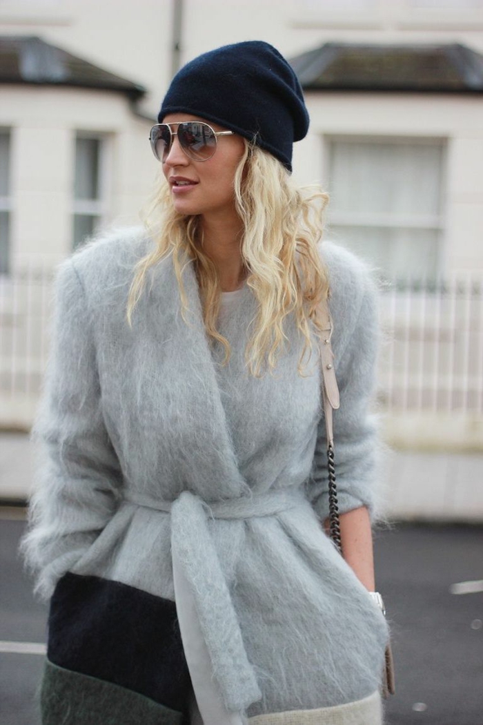manteau gris clair patchwork, bonnet noir tricoté, cheveux blonds, mode printemps 2019