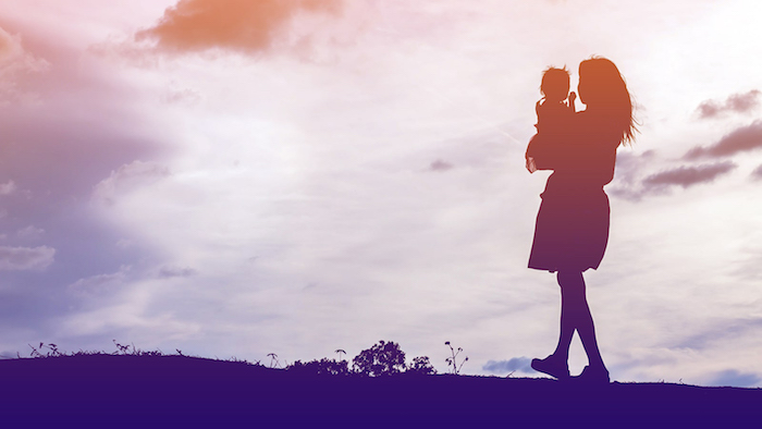 mère-et-son-enfant-coucher-de-soleil-belle-photo-ombre-couleurs-cadeau-fete-des-meres-bonne-fete-des-meres-la-beauté-de-la-nature-en-carte Silhouettes au coucher de soleil femme et enfant, carte fête des mères, idee fete des meres, bouquet de fleurs