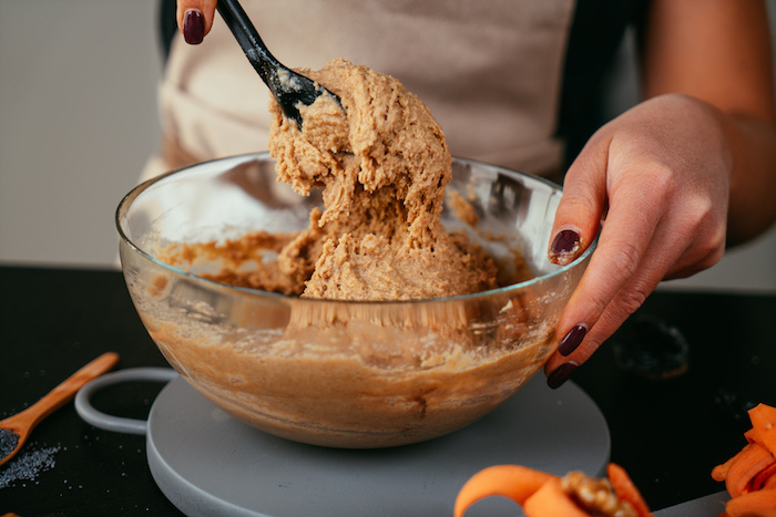 melanger ingredients secs et liquides dans un bol, etape tuto pour faire cake sans gluten aux carottes rapées et noix