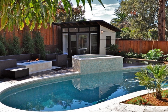 quel type de piscine choisir, exemple d'aménagement jardin extérieur avec piscine et feu, salon de jardin en noir