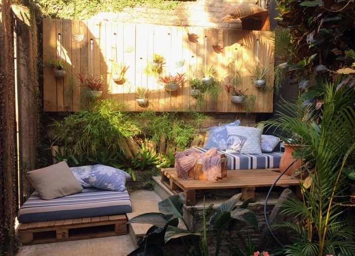 créer une ambiance relaxante dans son jardin avec meubles DIY, que faire avec les palettes, mur bois avec suspension florale