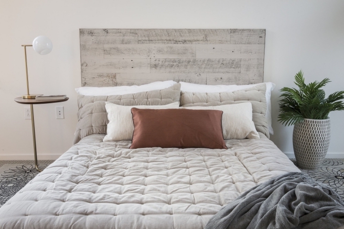 exemple de tete de lit fait maison, idée recyclage bois, comment décorer une chambre à coucher moderne avec meubles bois et métal