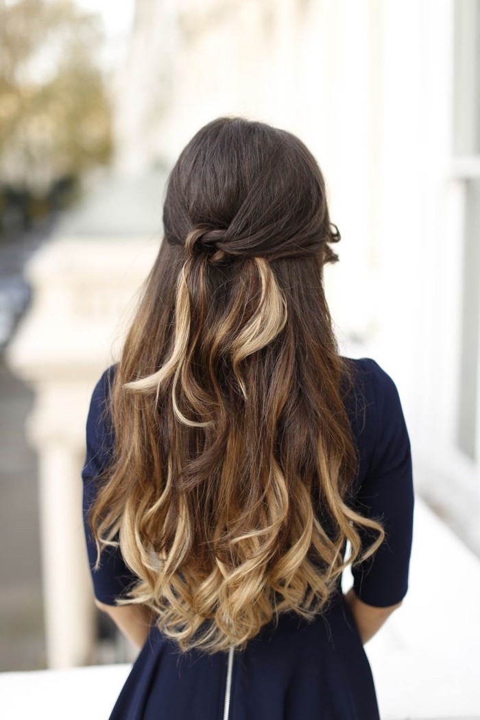 coiffure facile cheveux long avec des mèches noués en arrière de la tête, cheveux longs, ombré hair blond et autres mèches blondes