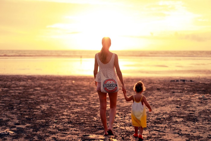 Mère et enfant au bord de la mer, belle photo au coucher de soleil mer, texte pour la fete des mere, bonne fete maman, fleurs pour la fete 