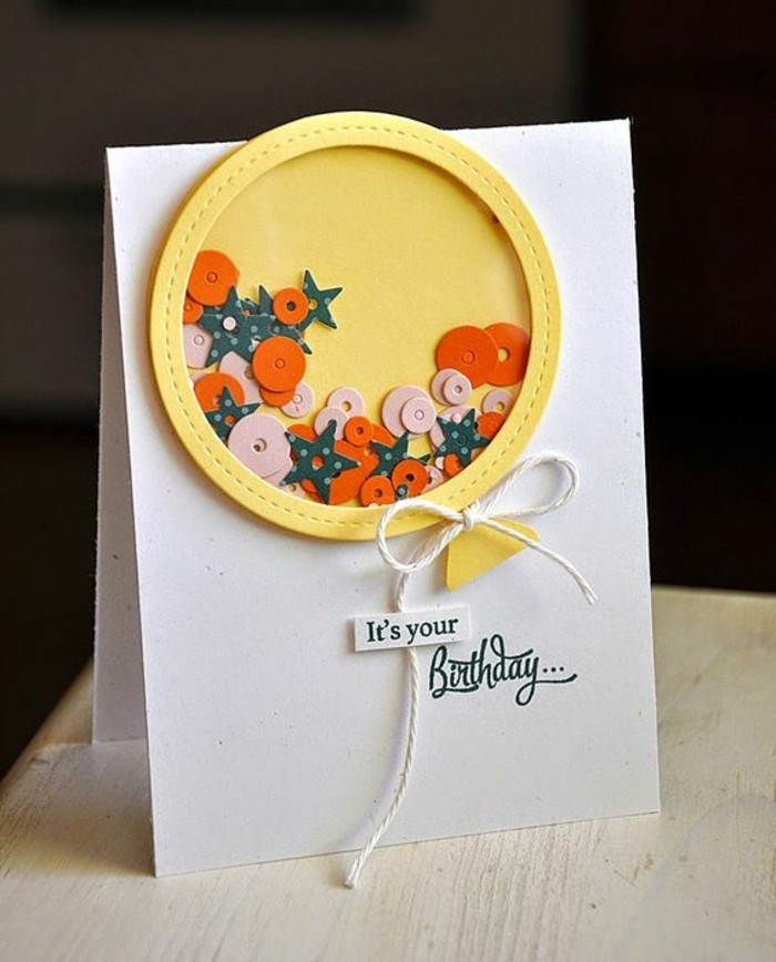 jolie carte fête d'anniversaire à secouer décorée d'un ballon jaune rempli de sequins, modèle de shaker card d'anniversaire