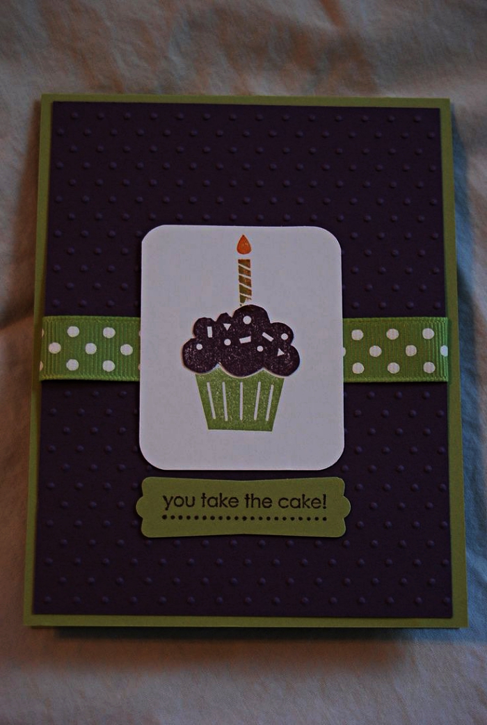 modele carte anniversaire en papier embossé vert et marron décorée d'un ruban à pois et accompagnée d'une mini-carte à dessin cupcake
