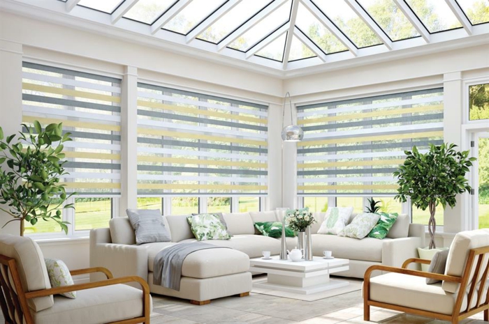 véranda blanche, sofas blancs, arbres décoratifs, rideaux à rayures, tapis blanc, sofa d'angle blanc