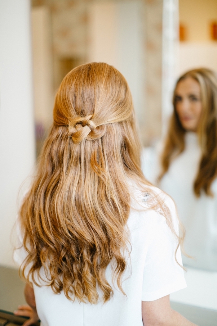 coiffure cheveux long avec des mèches blondes entortillées en arrière de la tête, idée de demi queue en forme de fleur, cheveux longs aux bouts ondulés