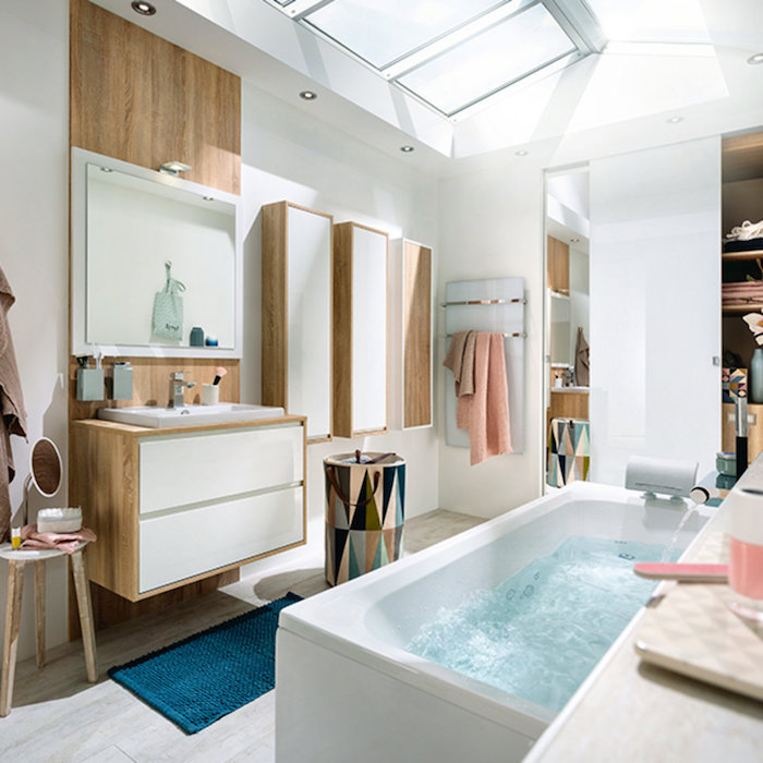 Baignoire avec option jacuzzi, salle de bain bois, meuble sous vasque salle de bain tendance, meubles rangement en blanc et bois