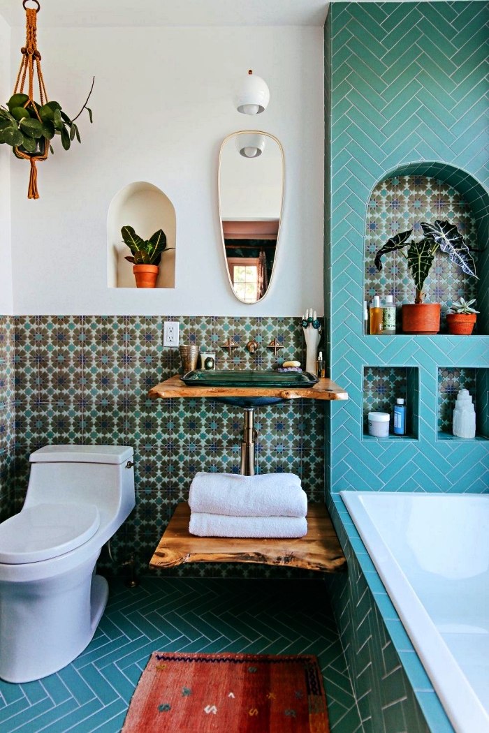 idee salle de bain petite surface en bleu et blanc avec baignoire encastrée et niches murales, meuble sous vasque en bois flotté 