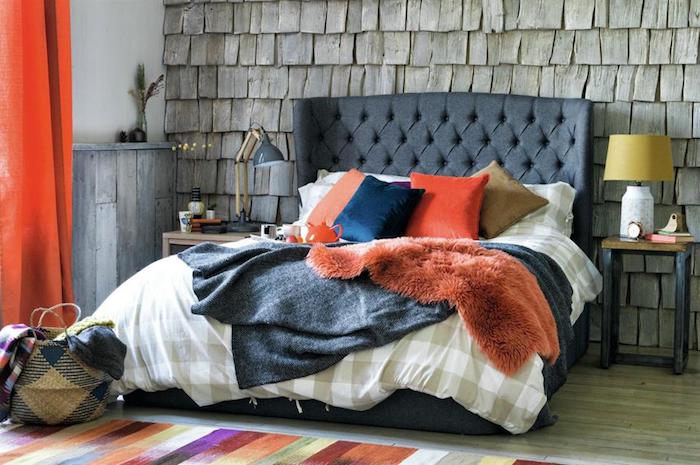Simple chambre avec beaucoup de coussins sur le lit, couleurs pastels pour le tapis et le linge, ranger sa chambre, astuce rangement chambre joliment décorée
