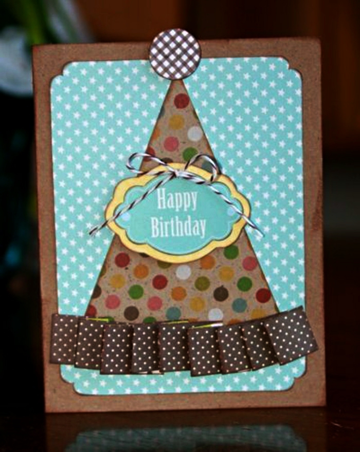 jolie carte d'anniversaire en papier kraft et en papier à pois avec motif en relief chapeau de fête coloré