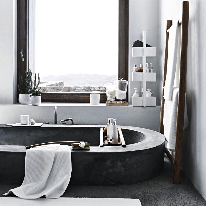 salle de bain nature et rustique avec baignoire ovale en béton ciré transformée en un coin de bien-être