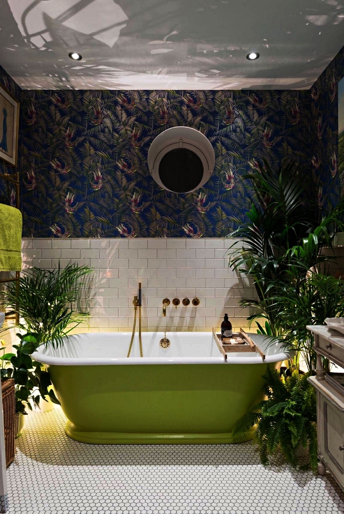 salle de bain nature avec baignoire verte et un joli papier peint intissé à motif tropical, carrelage mosaïque de carreaux hexagonaux o