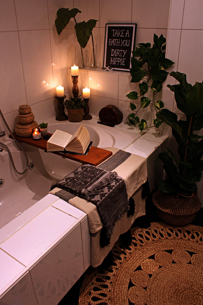 inspiration pour une salle de bain pinterest au décor bohème chic et zen, des bougies et des plantes vertes qui transforme le coin baignade en véritable spa 