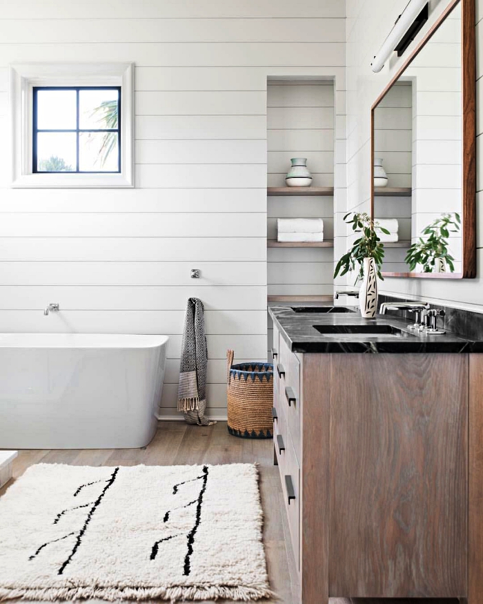 salle de bain blanche de style campagne chic avec des murs en lambris, des matériaux naturels et des textiles ethniques pour une ambiance accueillante dans la salle de bains