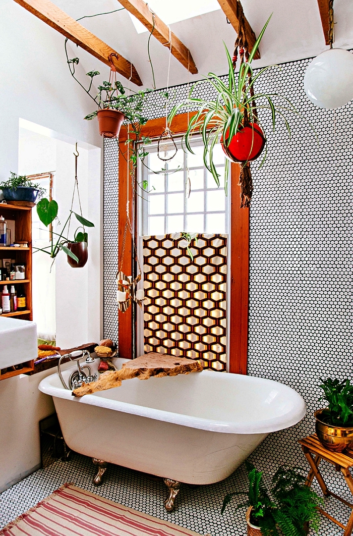 modèle de salle de bain bohème chic en blanc et bois aux accents rustiques avec baignoire, carrelage hexagonale mosaïque qui recouvre le sol et le mur 