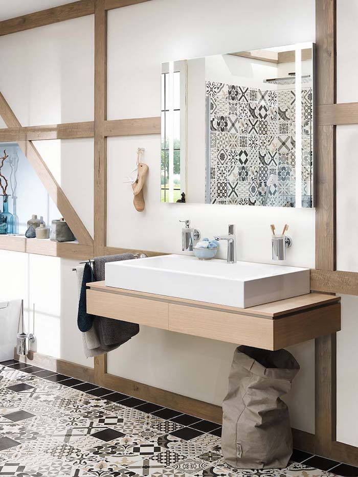 Carrelage de sol portugais, comment aménager son salle de bain scandinave style moderne, bois sur les murs pour un sens rustique