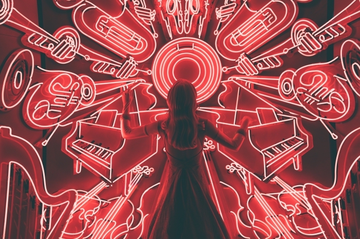 exemple fond d écran gratuit pour ordinateur, wallpaper art avec photo d'une fille devant instruments de musique lumineux