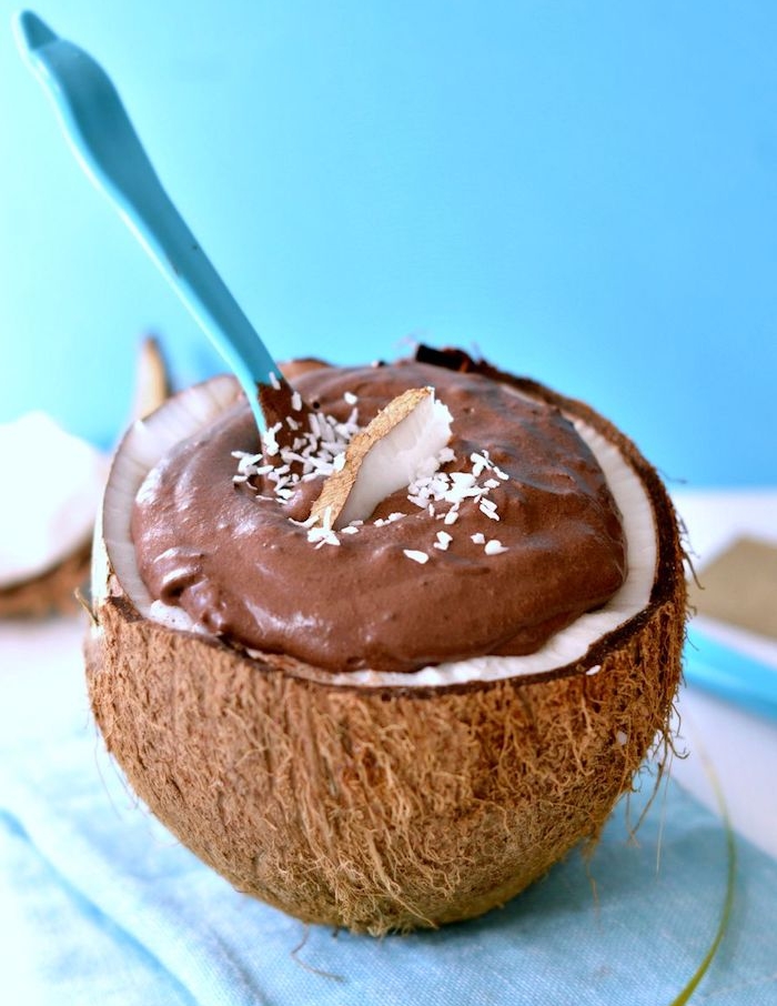 dessert dietetique original, noix de coco rempli de mousse chocolat avec crème de coco et cacao