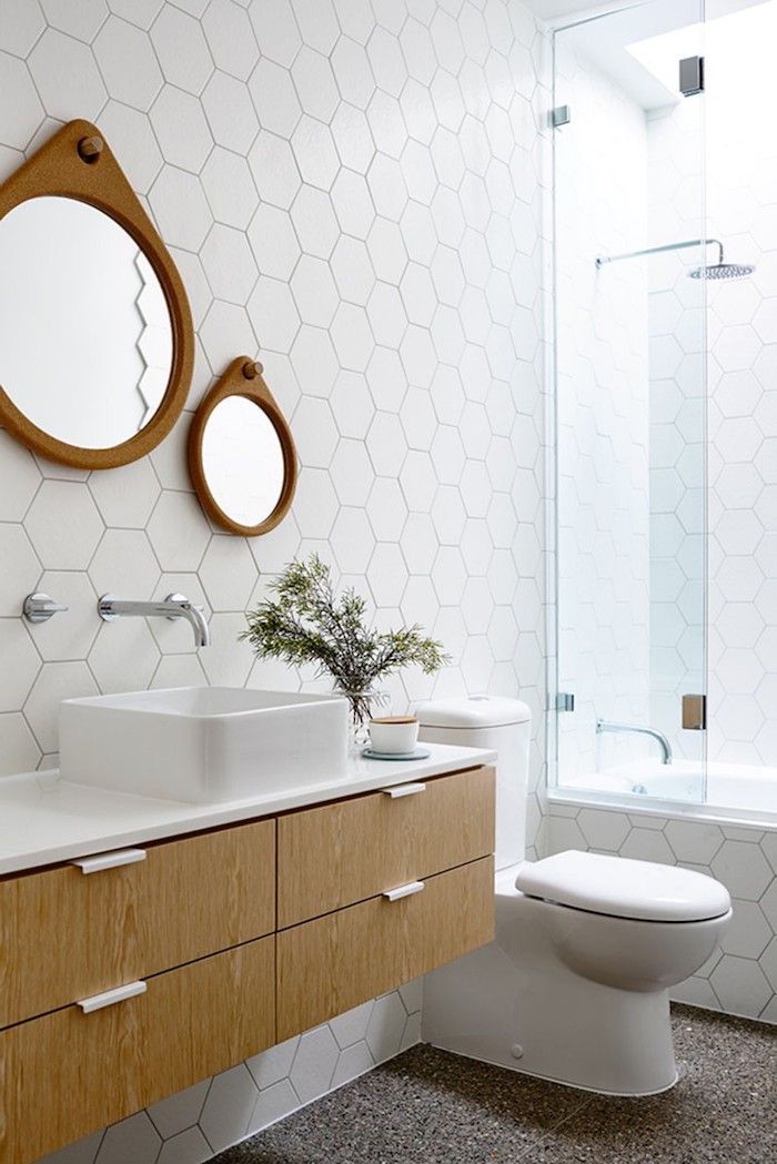 Rondes miroirs design, lavabo carré, toilette, douche et baignoire en un, idée carrelage salle de bain, moderne salle de bain gris et blanc avec détails bois