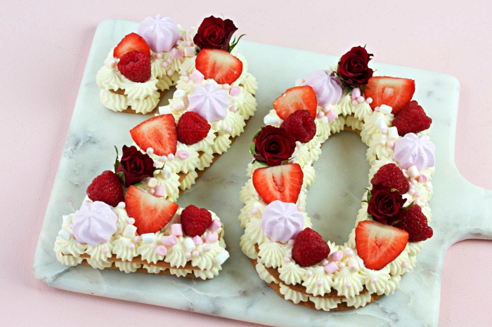 gateau anniversaire simple et beau en forme de chiffre, number cake garni de rosaces en crème au beurre, de meringues et de fruits rouges