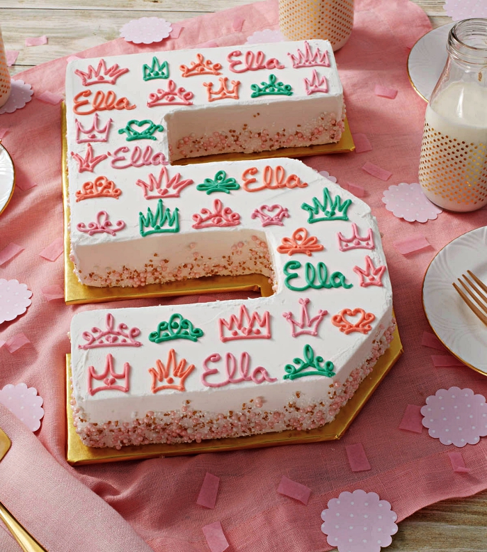 gateau anniversaire fille en forme de chiffre recouvert de crème beurre et décoré de petites couronnes en glaçage coloré, number cake personnalisé pour fille