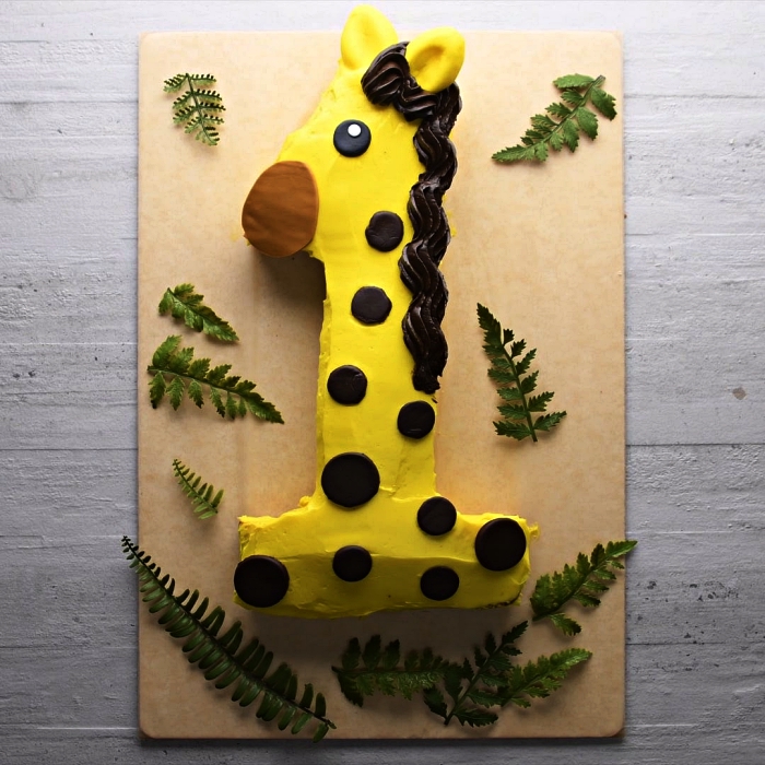 number cake girafe au décor en pâte à sucre, gateau anniversaire 1 an girafe en forme de chiffre