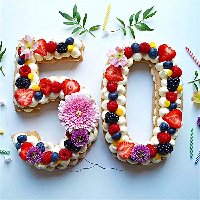 gateau anniversaire adulte en forme de chiffre, number cake en pâte sablée garni de chantilly au mascarpone, fruits rouges et fleurs