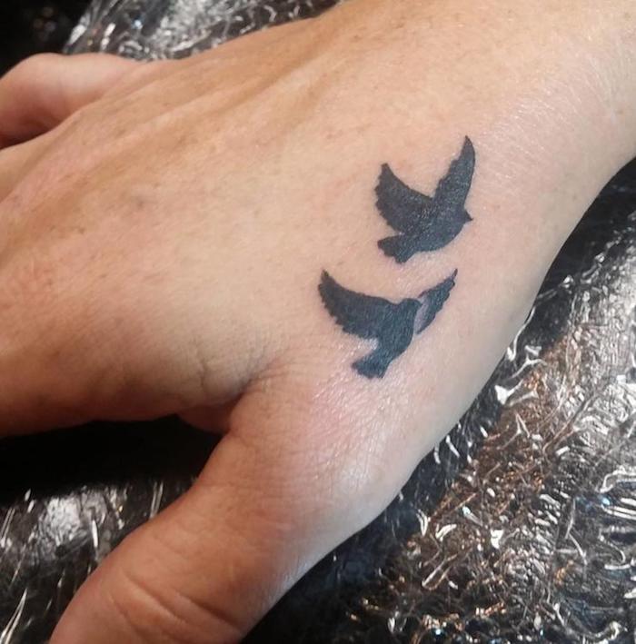 Oiseaux silhouettes en vol beau tatouage avant bras, modele tatouage swag pour tous les jeunes gens