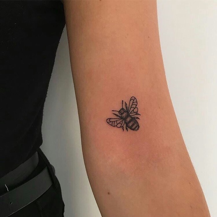 Insect modele tatouage magnifique, tatouage original, fille swag avec tatouage swag sur la main