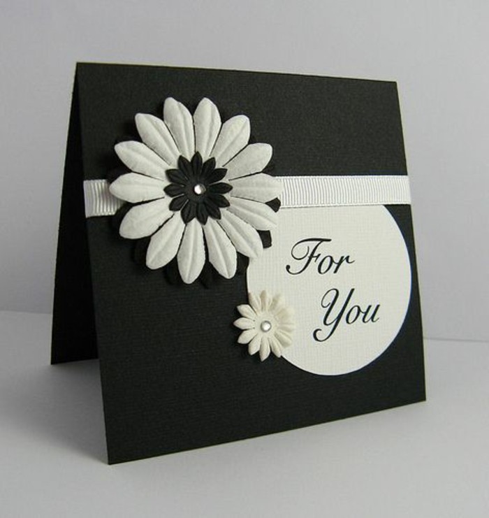 jolie carte anniversaire femme en noir et blanc décorée de fleurs en 3d, carte de voeux 3d à faire soi même