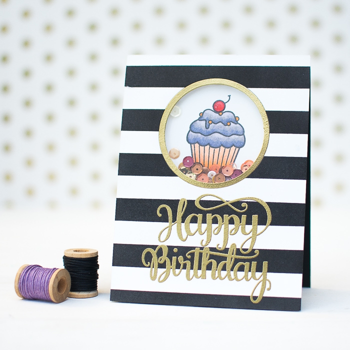 jolie carte anniversaire femme à rayures noires et blanches avec fenêtre rond, joli dessin cupcake et de petits sequins, modèle de shaker card à faire soi même