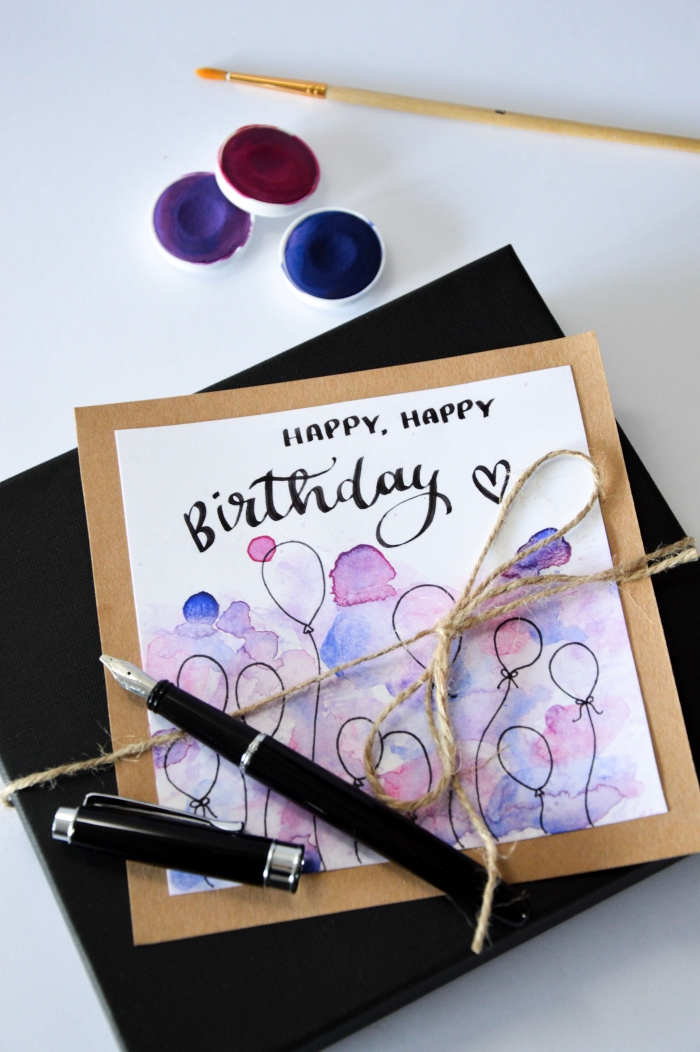 jolie carte bonne fête à motifs ballons, décorée avec de la peinture aquarelle, carte de voeux aquarelle sur un support en papier kraft