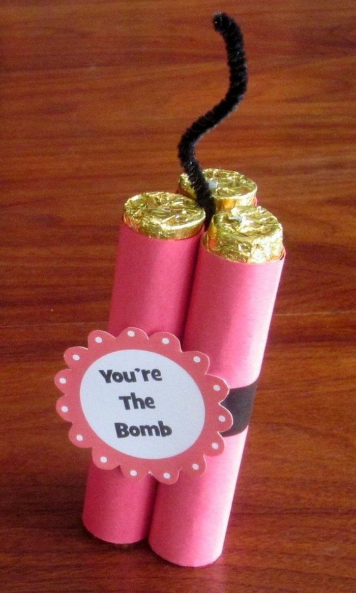 idée cadeau original et rigolo DIY, dynamite en papier rose et or rempli de confetti, comment surprendre sa meilleure amie, idée cadeau créatif