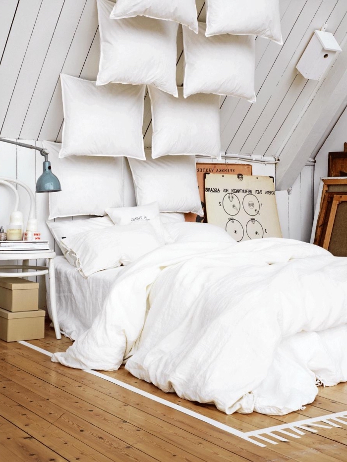 tete de lit originale à réaliser avec des oreilles, idée aménagement sous pente avec plafond bois blanc et plancher parquet