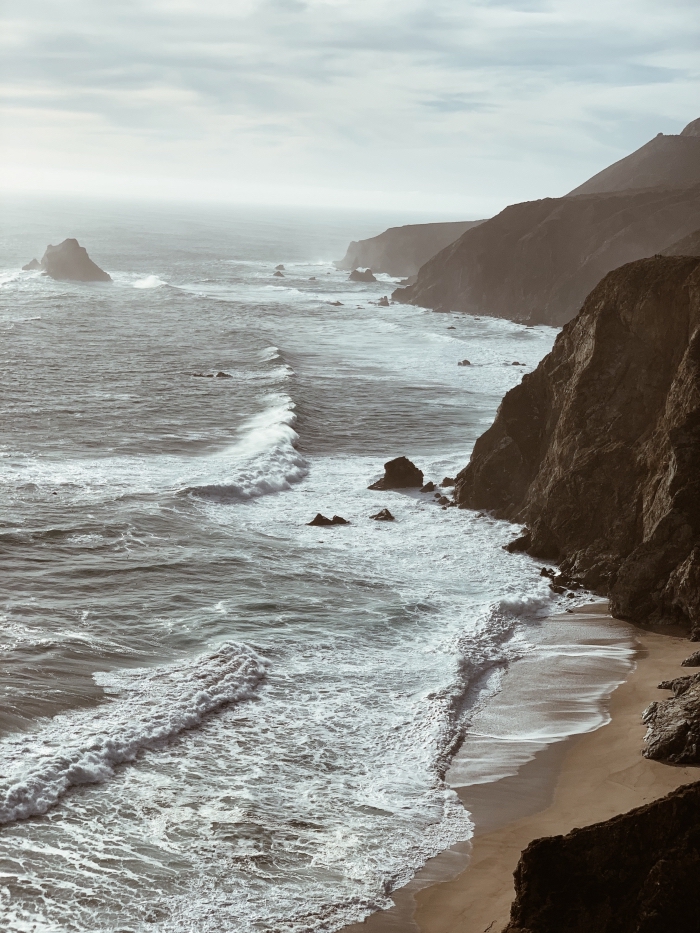 fond d écran magnifique, exemple photo incroyable avec drône, photographie de plage déserte avec falaise dans la mer 