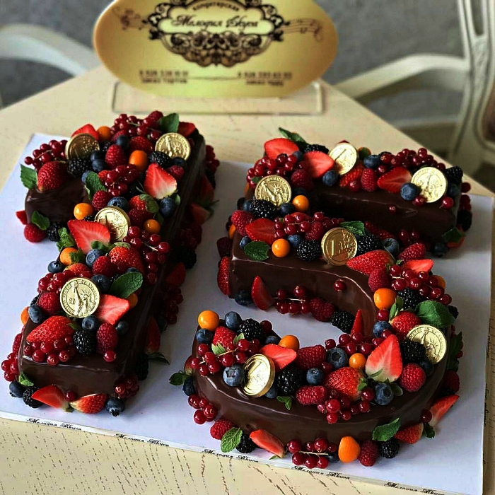 number cake chocolat à la ganache et au décor de fruits rouges, idée de gâteau d'anniversaire 15 ans