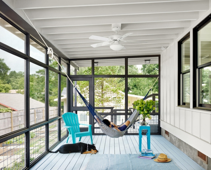 décorer sa terrasse, sol et plafond blanc, hamac, chaise bleue, lattes peintes blanches
