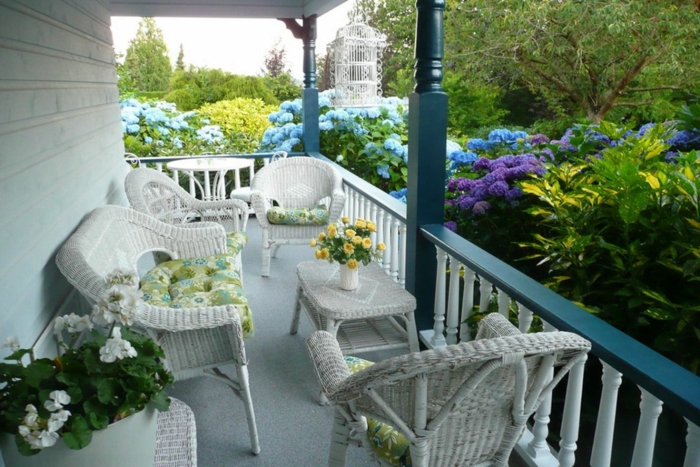 aménagement de véranda, hortensias, chaises en rotin, décorer sa terrasse en style bord de mer