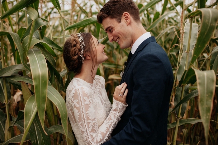 photo de couple dans un champs de maïs, coiffure mariage bohème avec tresse couronne romantique et headband 