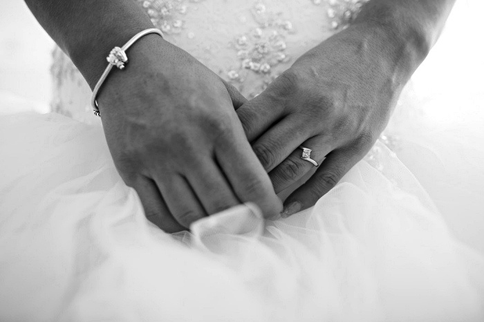 une bague de fiançailles en diamants et en or blanc combinée avec un simple bracelet à charms pandora agrémentée d'une perle