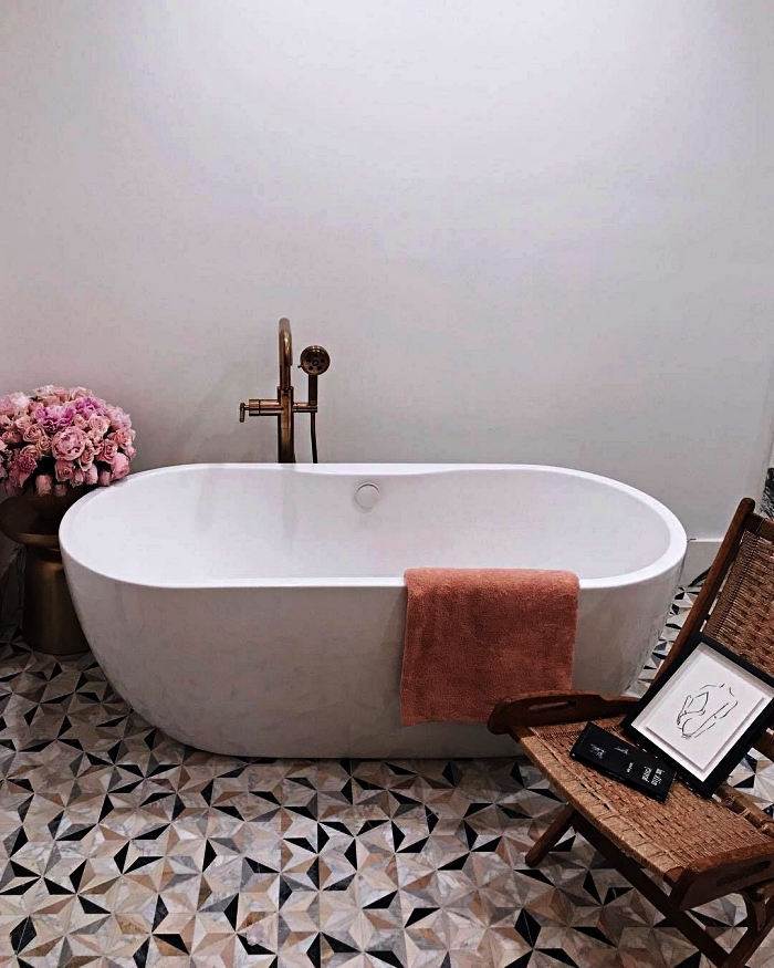 inspiration pinterest salle de bain au sol en carreaux de ciment graphiques avec baignoire îlot, espace bien-être féminin dans une salle de bains