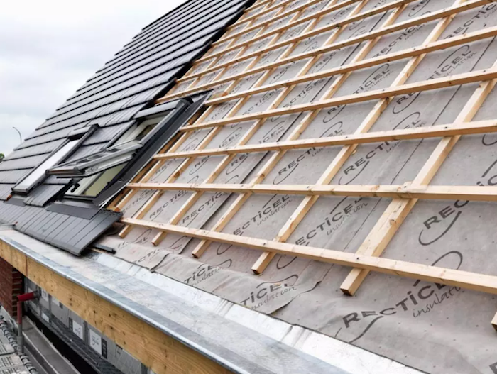 Photo d'illustration de travaux d'isolation de toit de maison afin de réaliser des économies d'energie