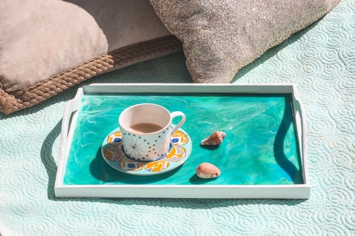fond d écran gratuit pour ordinateur, photo de plateau avec tasse de café et coquillage en avant plan, idée petit déjeuner en plein air
